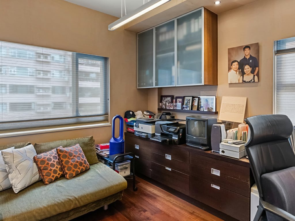https://img.propertyraptor.com/cdn-cgi/imagedelivery/KD5bF_AFL0JDTbKLWF7z9g/ap8/ap8_001/hornet/prp/img/8796014f20f227d347e8e6a337d29fa9.jpg/public