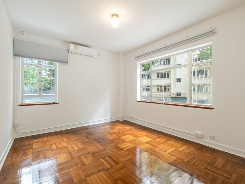 https://img.propertyraptor.com/cdn-cgi/imagedelivery/KD5bF_AFL0JDTbKLWF7z9g/ap8/ap8_001/hornet/prp/img/87a8c3af5b9d39b5ada4da05ab1e0a76.jpg/public