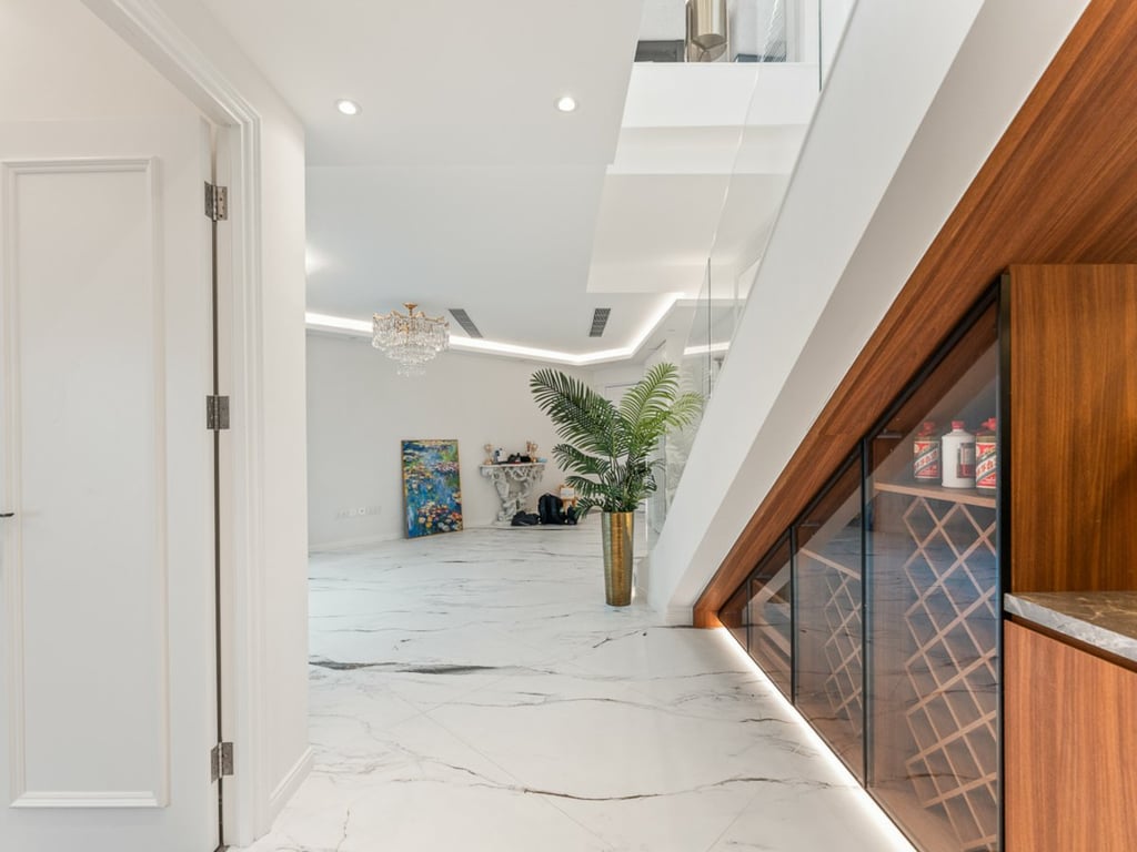 https://img.propertyraptor.com/cdn-cgi/imagedelivery/KD5bF_AFL0JDTbKLWF7z9g/ap8/ap8_001/hornet/prp/img/87da51ff4cce8d2fc7b6f46fda67a32c-wtm.jpg/public