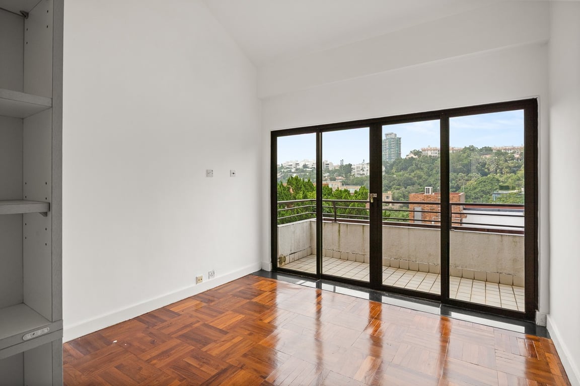https://img.propertyraptor.com/cdn-cgi/imagedelivery/KD5bF_AFL0JDTbKLWF7z9g/ap8/ap8_001/hornet/prp/img/88311bd25d443083e64adab6b3d33bd6-wtm.jpg/public