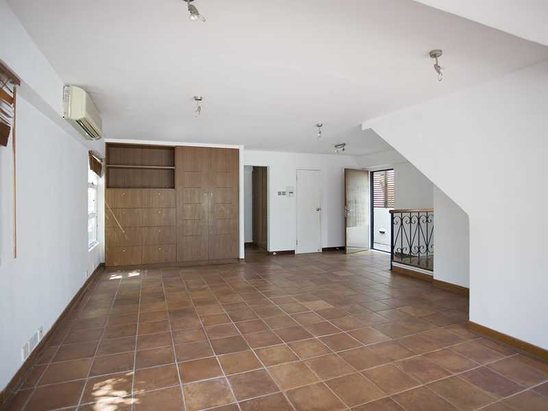 https://img.propertyraptor.com/cdn-cgi/imagedelivery/KD5bF_AFL0JDTbKLWF7z9g/ap8/ap8_001/hornet/prp/img/890769479f2fa5a342b27aa5be4405f9.jpg/public