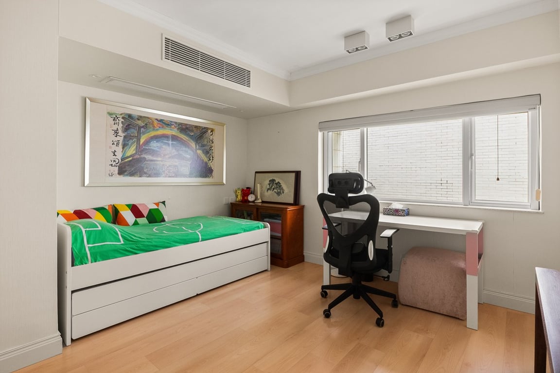 https://img.propertyraptor.com/cdn-cgi/imagedelivery/KD5bF_AFL0JDTbKLWF7z9g/ap8/ap8_001/hornet/prp/img/891c0a6fc473a42c2dc9981676365595-wtm.jpg/public