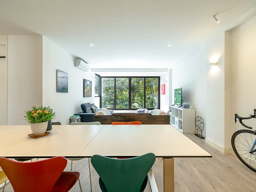 https://img.propertyraptor.com/cdn-cgi/imagedelivery/KD5bF_AFL0JDTbKLWF7z9g/ap8/ap8_001/hornet/prp/img/894e1979fd7e222a72729691de1568f9.jpg/public