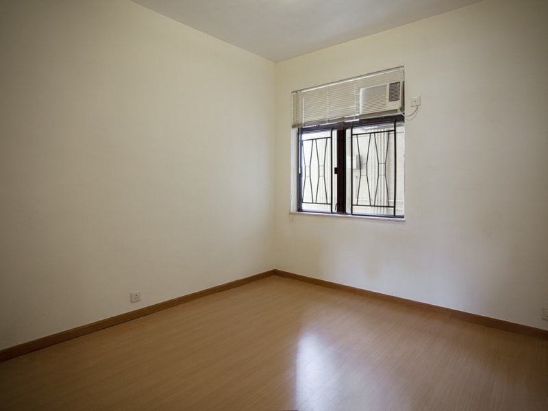 https://img.propertyraptor.com/cdn-cgi/imagedelivery/KD5bF_AFL0JDTbKLWF7z9g/ap8/ap8_001/hornet/prp/img/8951ad11b28bb85ff958a5155da399ff.jpg/public