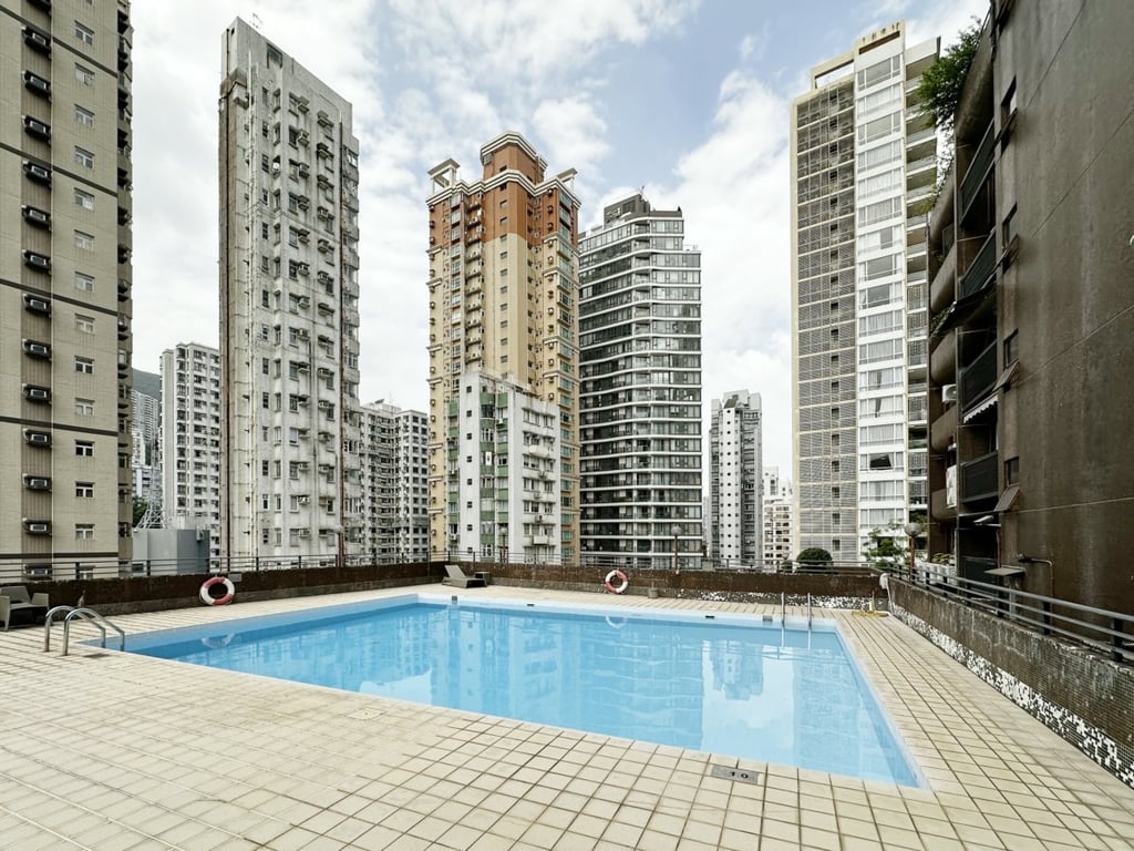 https://img.propertyraptor.com/cdn-cgi/imagedelivery/KD5bF_AFL0JDTbKLWF7z9g/ap8/ap8_001/hornet/prp/img/89924653469b600338e6ff5a6d0b9277.jpg/public
