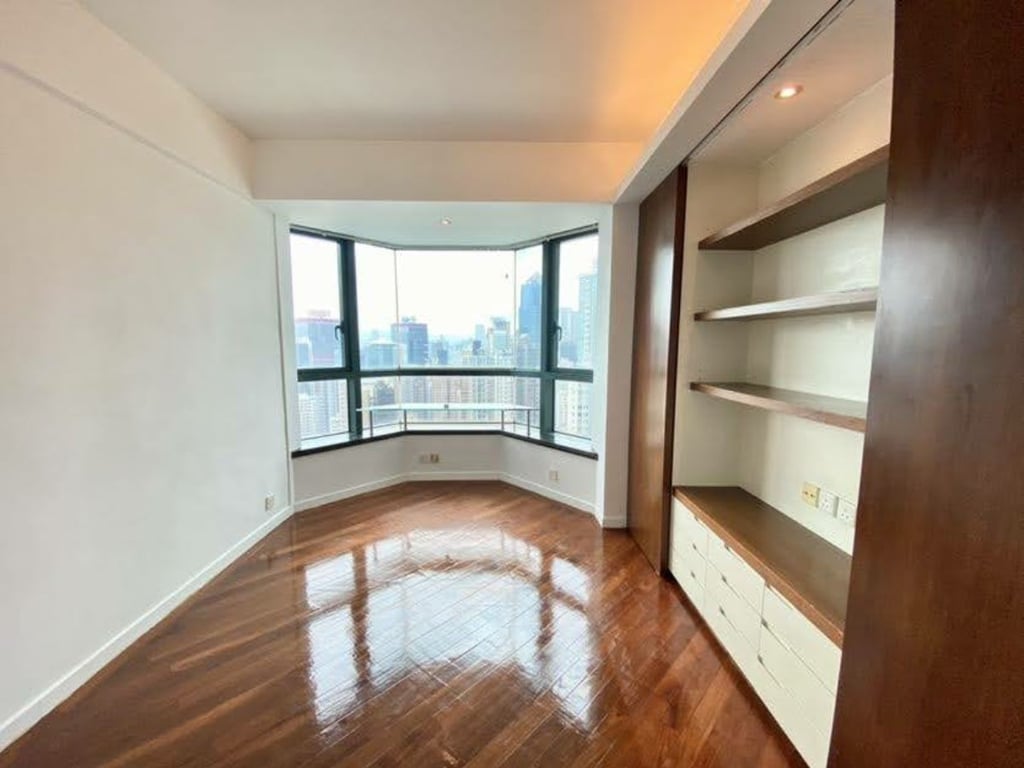 https://img.propertyraptor.com/cdn-cgi/imagedelivery/KD5bF_AFL0JDTbKLWF7z9g/ap8/ap8_001/hornet/prp/img/89ad1a74cf3964f03daa80a9a8a5a6cd.jpg/public