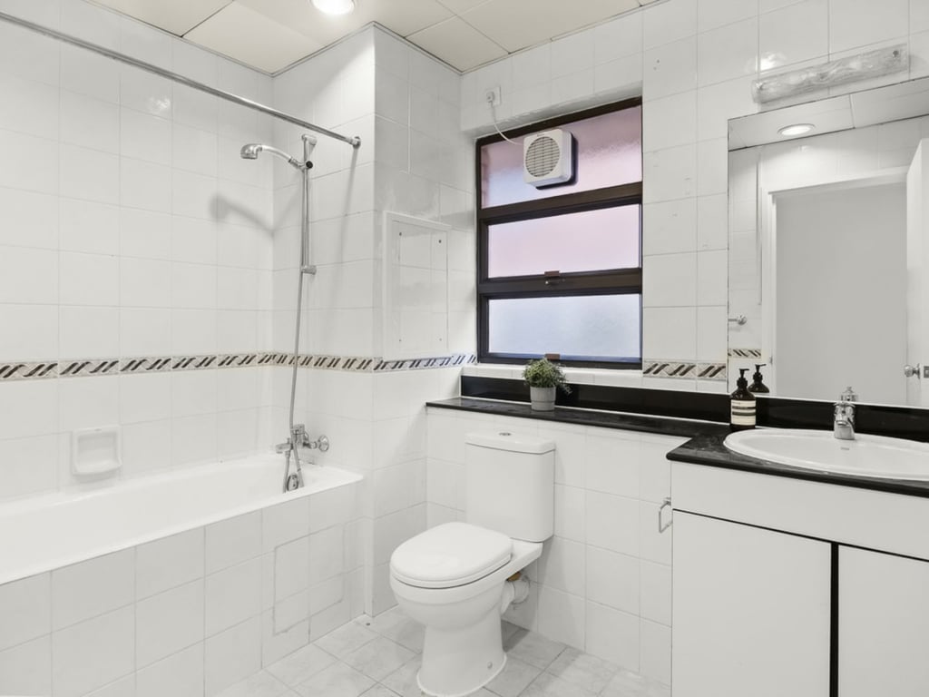 https://img.propertyraptor.com/cdn-cgi/imagedelivery/KD5bF_AFL0JDTbKLWF7z9g/ap8/ap8_001/hornet/prp/img/89ef0fc7cba4c6a971700bd5a86c0db0-wtm.jpg/public