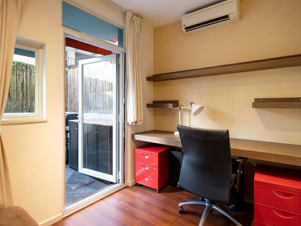 https://img.propertyraptor.com/cdn-cgi/imagedelivery/KD5bF_AFL0JDTbKLWF7z9g/ap8/ap8_001/hornet/prp/img/8a7eb99eeb432ae5597bb16b5f8f3a19.jpg/public