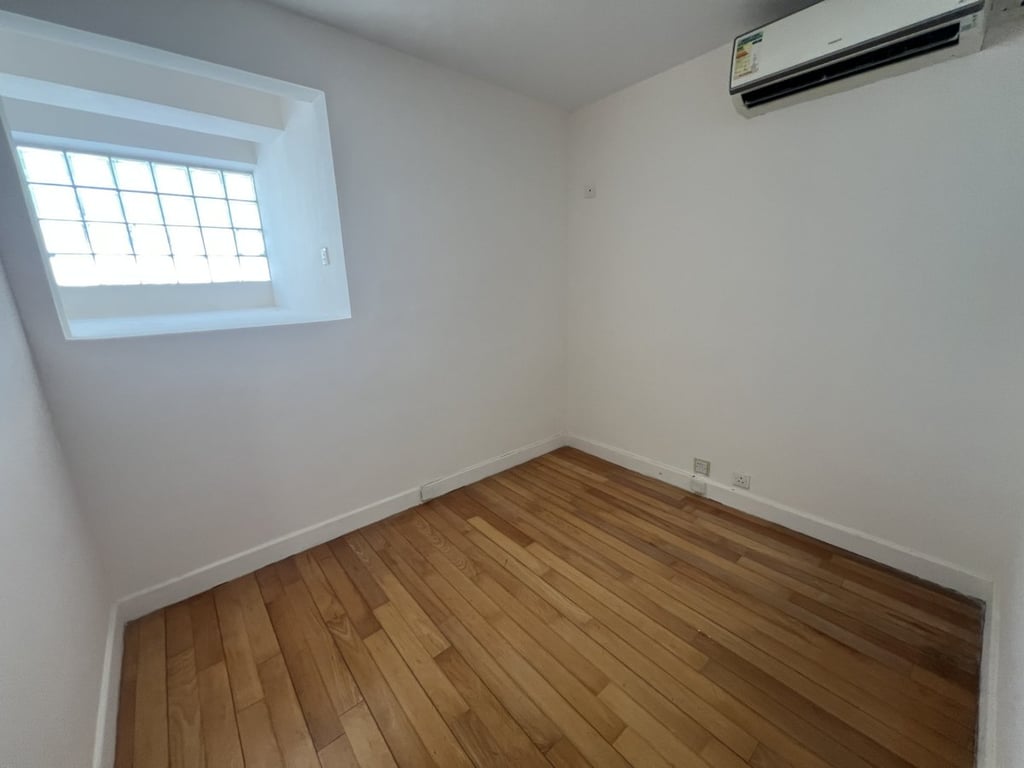 https://img.propertyraptor.com/cdn-cgi/imagedelivery/KD5bF_AFL0JDTbKLWF7z9g/ap8/ap8_001/hornet/prp/img/8b579c361ed3d78ecc25765d36009d24.jpg/public