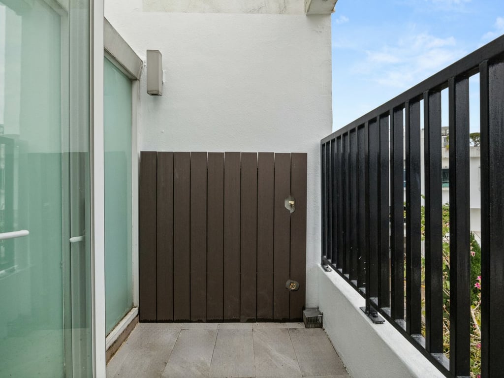 https://img.propertyraptor.com/cdn-cgi/imagedelivery/KD5bF_AFL0JDTbKLWF7z9g/ap8/ap8_001/hornet/prp/img/8bf303cdbf8be5d578f6e7e5f742eb5a.jpg/public