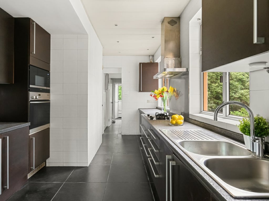 https://img.propertyraptor.com/cdn-cgi/imagedelivery/KD5bF_AFL0JDTbKLWF7z9g/ap8/ap8_001/hornet/prp/img/8c058cbfc7347096b68e8153eb074219-wtm.jpg/public