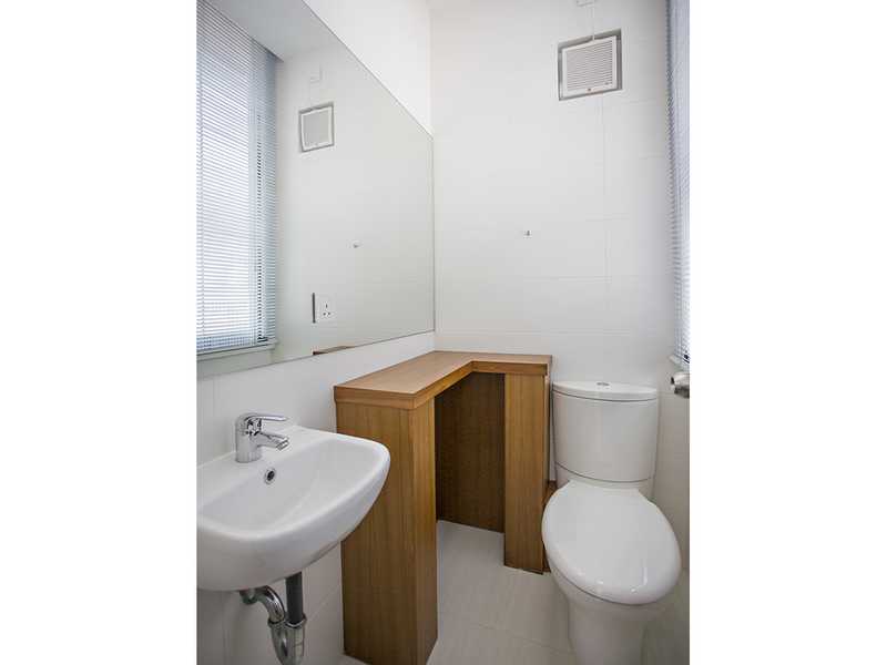 https://img.propertyraptor.com/cdn-cgi/imagedelivery/KD5bF_AFL0JDTbKLWF7z9g/ap8/ap8_001/hornet/prp/img/8c56eeace38e19d8af957379bbbb9582.jpg/public
