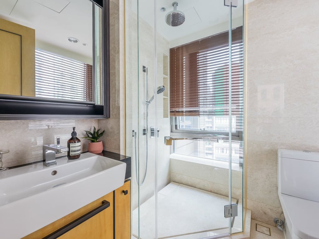 https://img.propertyraptor.com/cdn-cgi/imagedelivery/KD5bF_AFL0JDTbKLWF7z9g/ap8/ap8_001/hornet/prp/img/8caec941f9ca26efe8567db21395e442.jpg/public