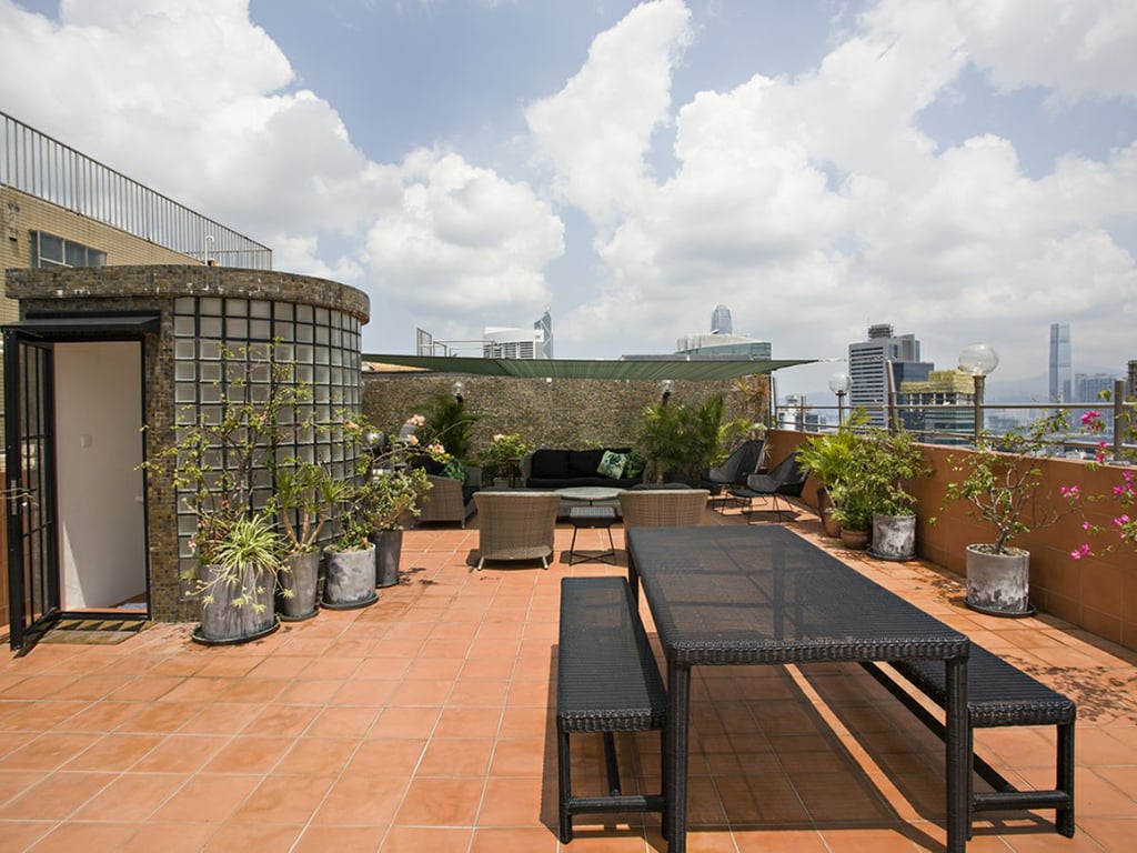 https://img.propertyraptor.com/cdn-cgi/imagedelivery/KD5bF_AFL0JDTbKLWF7z9g/ap8/ap8_001/hornet/prp/img/8cc03c304105c74d80a4c110ae8f3d3e.jpg/public