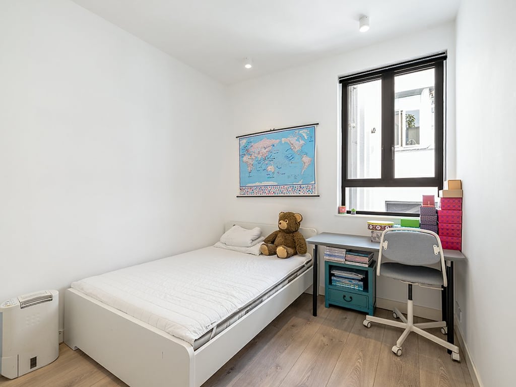 https://img.propertyraptor.com/cdn-cgi/imagedelivery/KD5bF_AFL0JDTbKLWF7z9g/ap8/ap8_001/hornet/prp/img/8cee996d8d88a6af2ae00a171ace4f8d.jpg/public