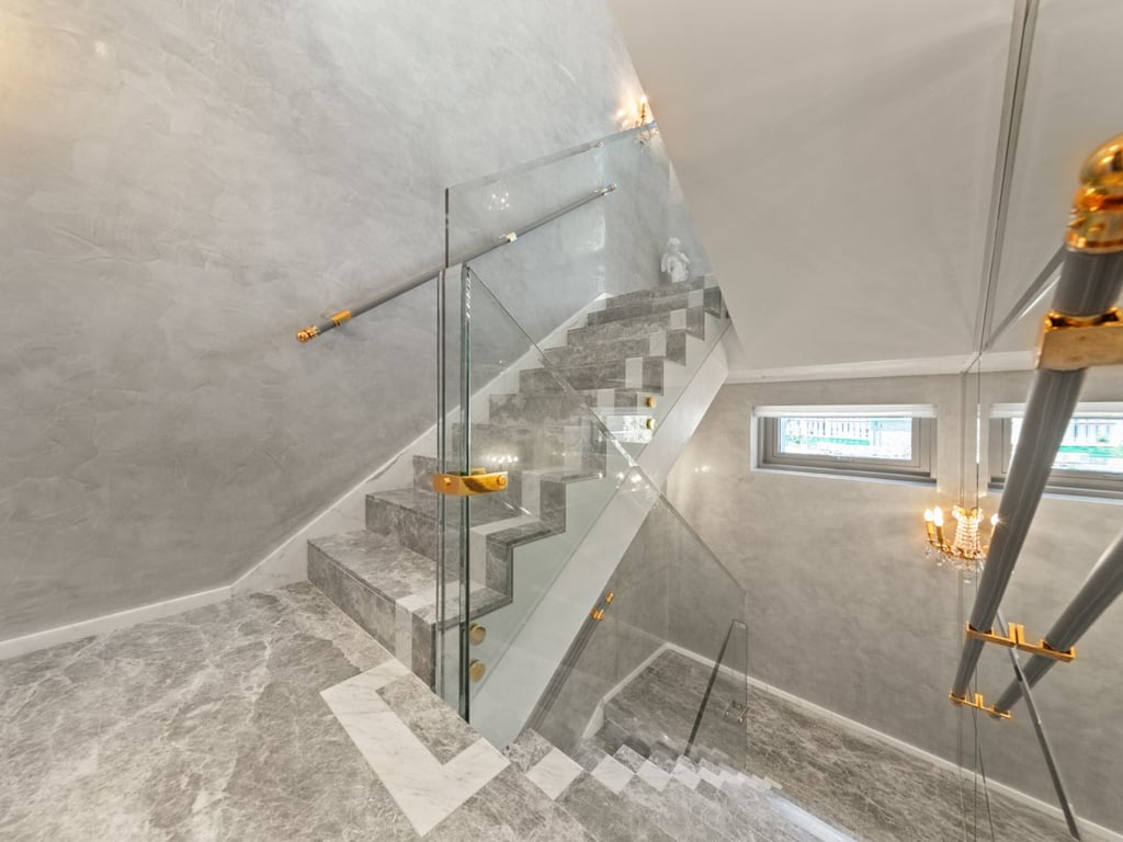https://img.propertyraptor.com/cdn-cgi/imagedelivery/KD5bF_AFL0JDTbKLWF7z9g/ap8/ap8_001/hornet/prp/img/8d481394d88b10213c01dbc33a2c878c.jpg/public