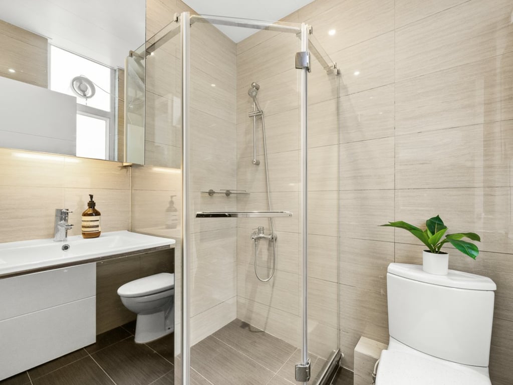 https://img.propertyraptor.com/cdn-cgi/imagedelivery/KD5bF_AFL0JDTbKLWF7z9g/ap8/ap8_001/hornet/prp/img/8d6c70e9637c2bded69472f45878e581.jpg/public