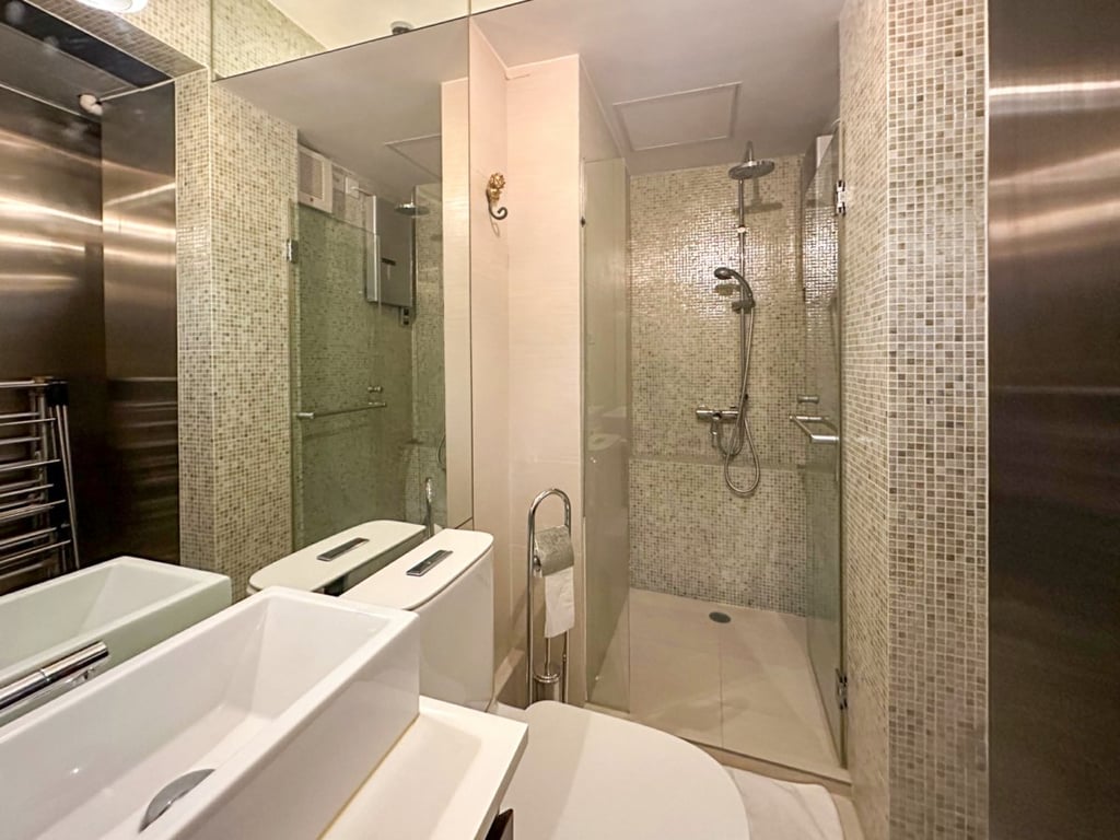 https://img.propertyraptor.com/cdn-cgi/imagedelivery/KD5bF_AFL0JDTbKLWF7z9g/ap8/ap8_001/hornet/prp/img/8d7523fc13b01699279cc2c3ef8fce5f.jpg/public