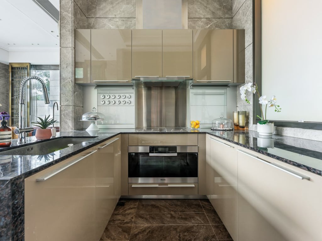 https://img.propertyraptor.com/cdn-cgi/imagedelivery/KD5bF_AFL0JDTbKLWF7z9g/ap8/ap8_001/hornet/prp/img/8da4468e663979f8f1b542b842faad1a.jpg/public