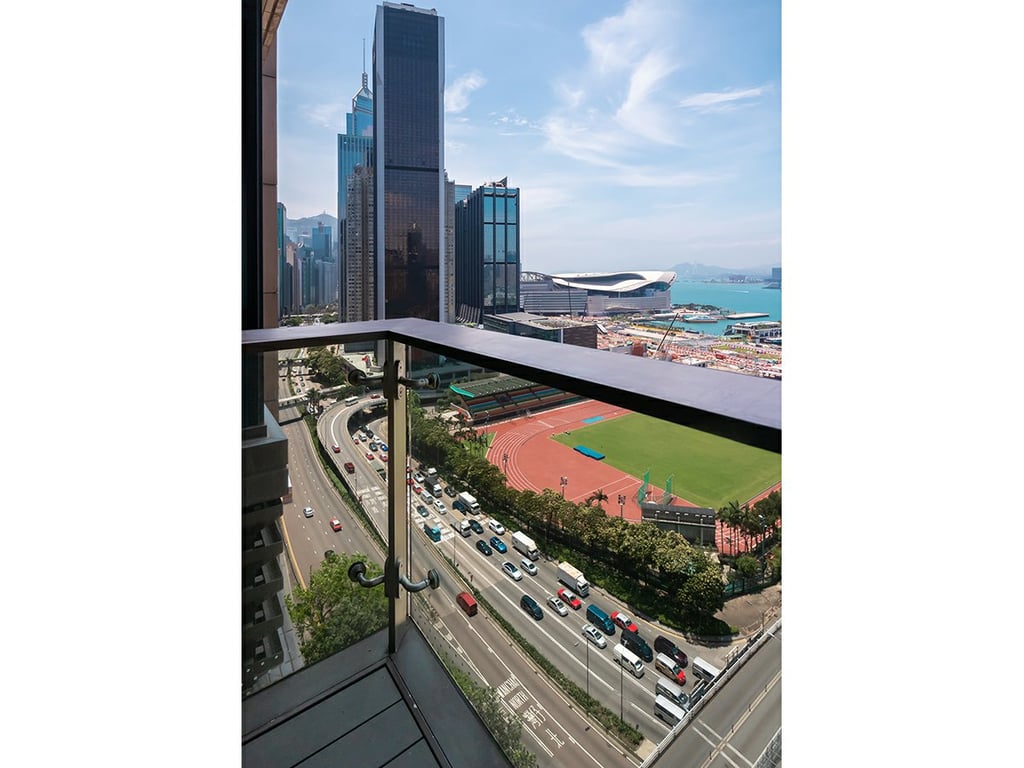 https://img.propertyraptor.com/cdn-cgi/imagedelivery/KD5bF_AFL0JDTbKLWF7z9g/ap8/ap8_001/hornet/prp/img/8df6fe8bf0d09f9ccffe1f9e14dc386c.jpg/public