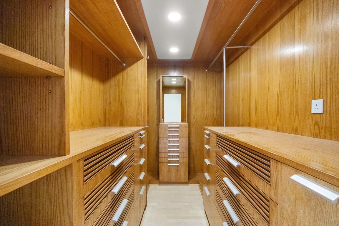 https://img.propertyraptor.com/cdn-cgi/imagedelivery/KD5bF_AFL0JDTbKLWF7z9g/ap8/ap8_001/hornet/prp/img/8e52b497358be194208146762b4e4c9a-wtm.jpg/public