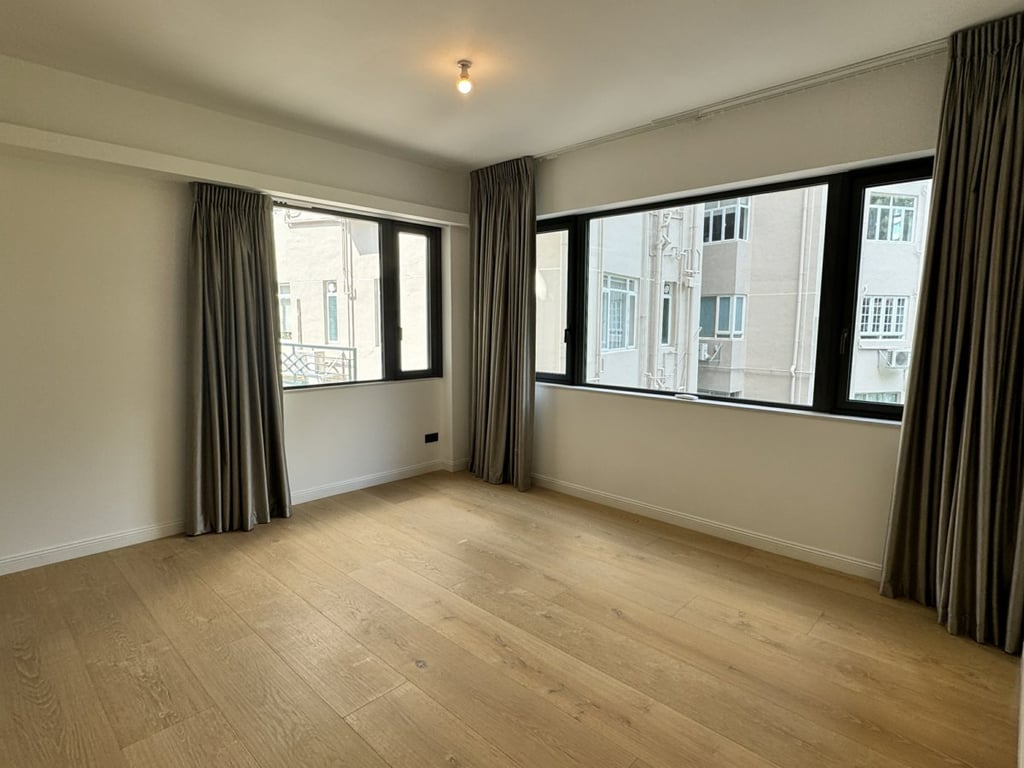 https://img.propertyraptor.com/cdn-cgi/imagedelivery/KD5bF_AFL0JDTbKLWF7z9g/ap8/ap8_001/hornet/prp/img/8e643a99e46d9fa5cc26897f9adc6b6a.jpg/public