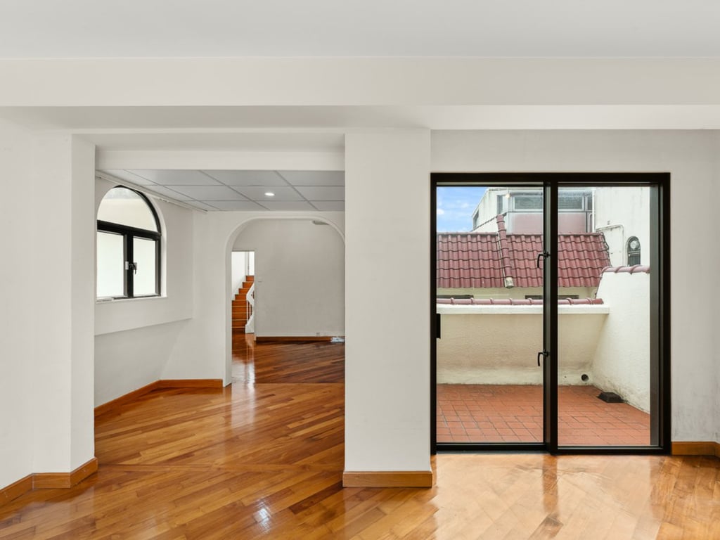 https://img.propertyraptor.com/cdn-cgi/imagedelivery/KD5bF_AFL0JDTbKLWF7z9g/ap8/ap8_001/hornet/prp/img/8e82a96be17b3633567b9eeff6f9c194.jpg/public