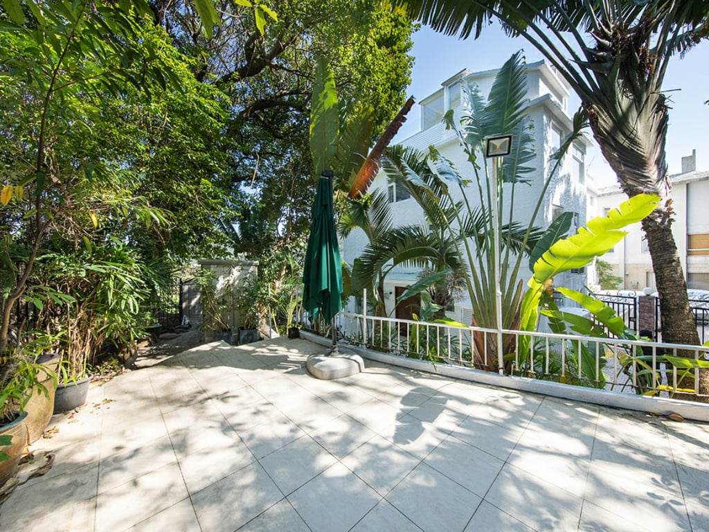https://img.propertyraptor.com/cdn-cgi/imagedelivery/KD5bF_AFL0JDTbKLWF7z9g/ap8/ap8_001/hornet/prp/img/8e83b029fc806c642ee15c35b2cc98fe.jpg/public