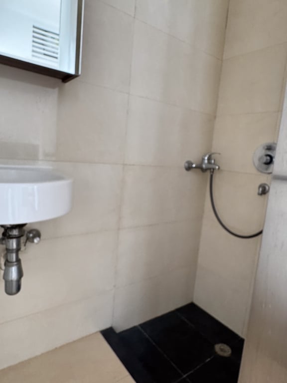 https://img.propertyraptor.com/cdn-cgi/imagedelivery/KD5bF_AFL0JDTbKLWF7z9g/ap8/ap8_001/hornet/prp/img/8ef3ae04348dbdd0a04af430d382df20-wtm.jpg/public