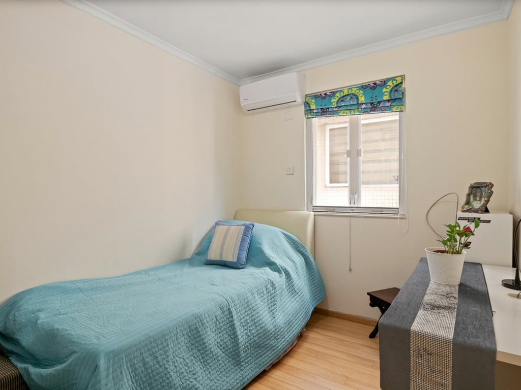 https://img.propertyraptor.com/cdn-cgi/imagedelivery/KD5bF_AFL0JDTbKLWF7z9g/ap8/ap8_001/hornet/prp/img/8f422a8b11943868bb88285e5462e646.jpg/public