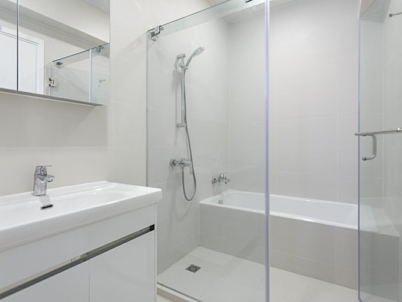 https://img.propertyraptor.com/cdn-cgi/imagedelivery/KD5bF_AFL0JDTbKLWF7z9g/ap8/ap8_001/hornet/prp/img/8f5cbb5cf087b00502be8a8fbf32baae.jpg/public
