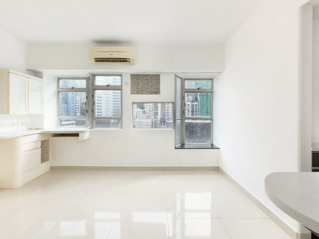 https://img.propertyraptor.com/cdn-cgi/imagedelivery/KD5bF_AFL0JDTbKLWF7z9g/ap8/ap8_001/hornet/prp/img/8f84996e5334a5a99de4dcd81fc92fdf.jpg/public