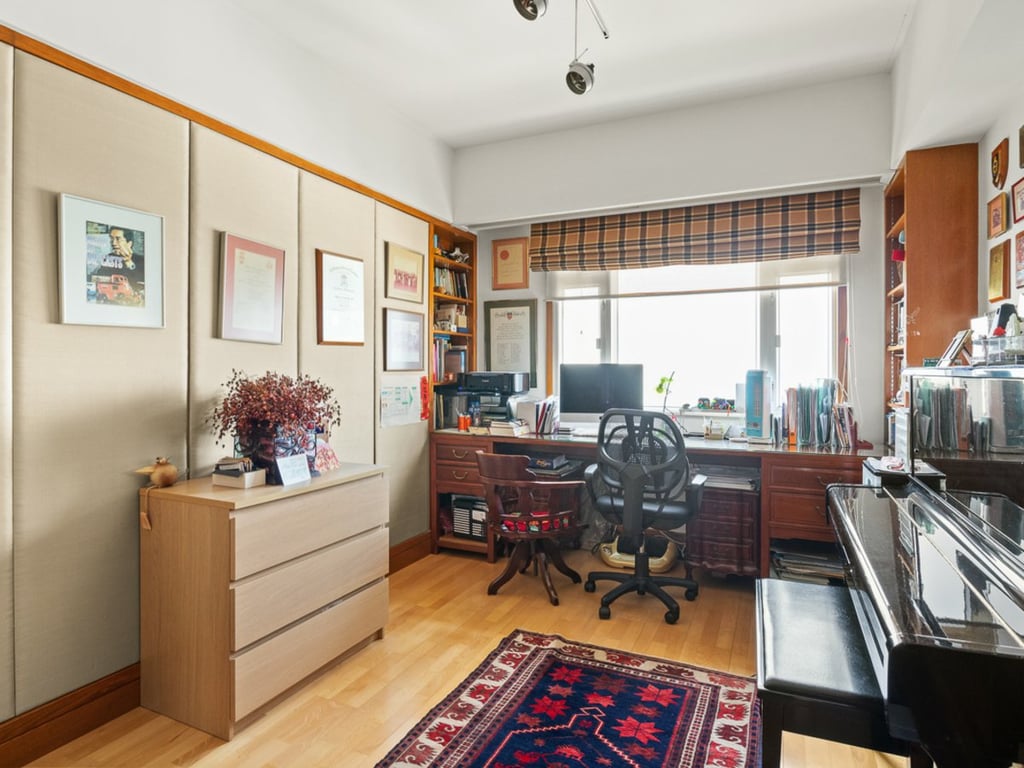 https://img.propertyraptor.com/cdn-cgi/imagedelivery/KD5bF_AFL0JDTbKLWF7z9g/ap8/ap8_001/hornet/prp/img/9055d78f7516d7f06bb4268d9e404b65.jpg/public