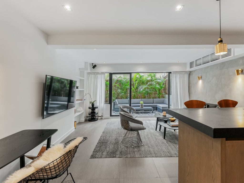 https://img.propertyraptor.com/cdn-cgi/imagedelivery/KD5bF_AFL0JDTbKLWF7z9g/ap8/ap8_001/hornet/prp/img/905f54945e0b703c8647c19cff117a63-wtm.jpg/public
