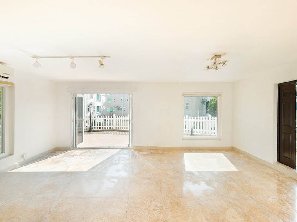 https://img.propertyraptor.com/cdn-cgi/imagedelivery/KD5bF_AFL0JDTbKLWF7z9g/ap8/ap8_001/hornet/prp/img/90b321948d88cfd4c099342e597ead10.jpg/public