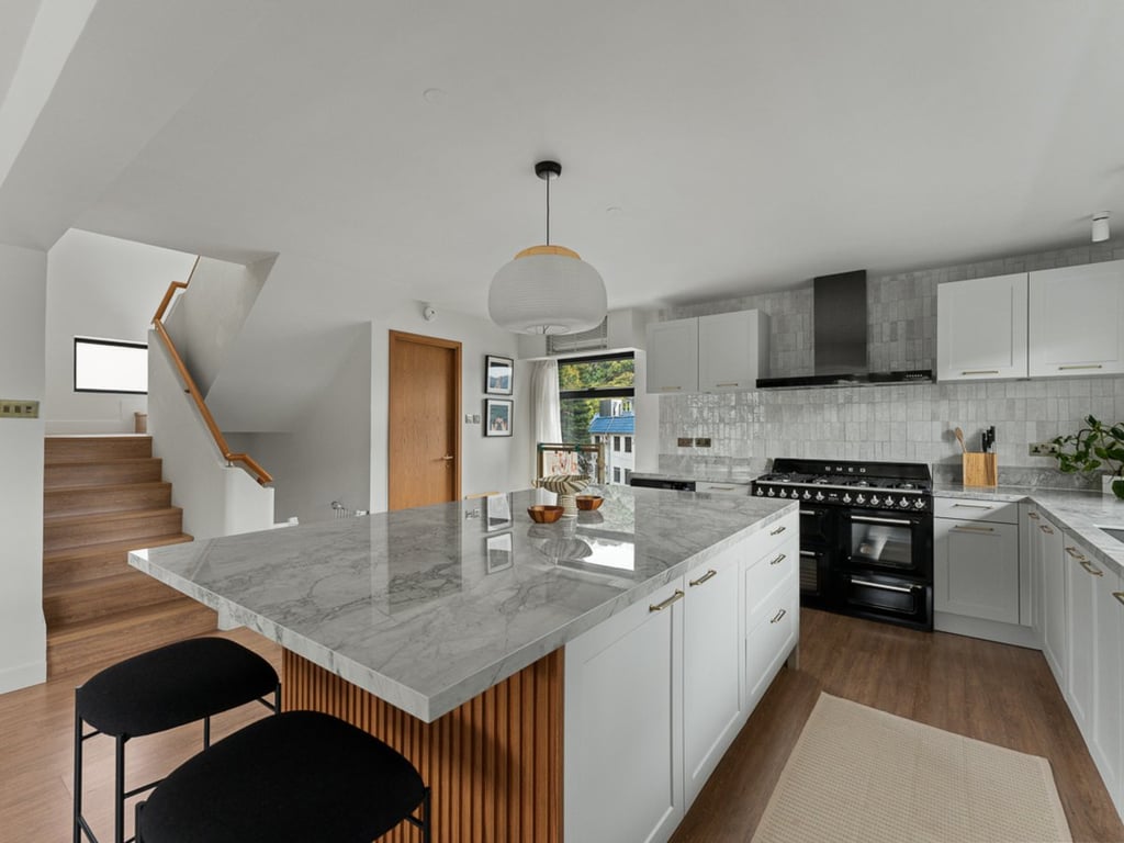 https://img.propertyraptor.com/cdn-cgi/imagedelivery/KD5bF_AFL0JDTbKLWF7z9g/ap8/ap8_001/hornet/prp/img/91321891efc29f9b02a52589135b68d9.jpg/public