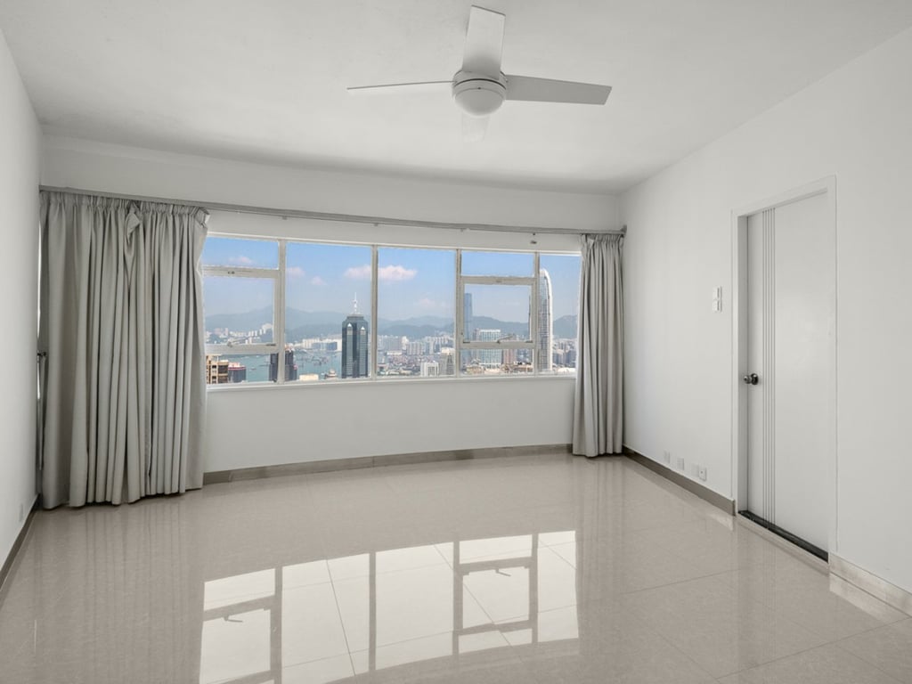 https://img.propertyraptor.com/cdn-cgi/imagedelivery/KD5bF_AFL0JDTbKLWF7z9g/ap8/ap8_001/hornet/prp/img/9155083aa2c25c3f5455bbb32ac479f7.jpg/public