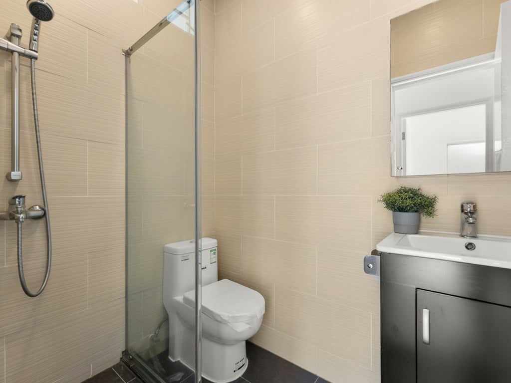 https://img.propertyraptor.com/cdn-cgi/imagedelivery/KD5bF_AFL0JDTbKLWF7z9g/ap8/ap8_001/hornet/prp/img/91742846f682032a8faa7ed1fba88432.jpg/public