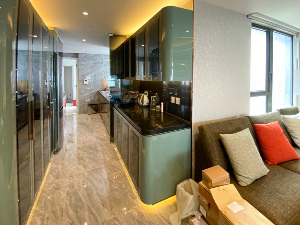 https://img.propertyraptor.com/cdn-cgi/imagedelivery/KD5bF_AFL0JDTbKLWF7z9g/ap8/ap8_001/hornet/prp/img/919b5a7cd336b8690edd472aaecfeaf4.jpg/public