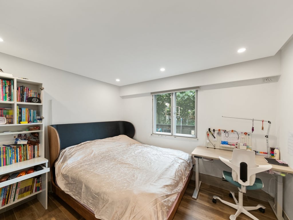 https://img.propertyraptor.com/cdn-cgi/imagedelivery/KD5bF_AFL0JDTbKLWF7z9g/ap8/ap8_001/hornet/prp/img/91a08bdaaddc4b360c1e0892c17513dd.jpg/public