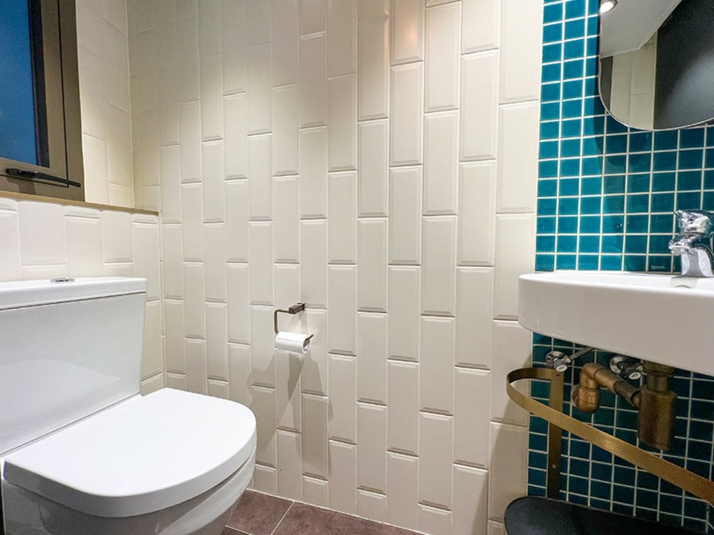 https://img.propertyraptor.com/cdn-cgi/imagedelivery/KD5bF_AFL0JDTbKLWF7z9g/ap8/ap8_001/hornet/prp/img/92aeb107e17d0a33578087ee9be15c38.jpg/public