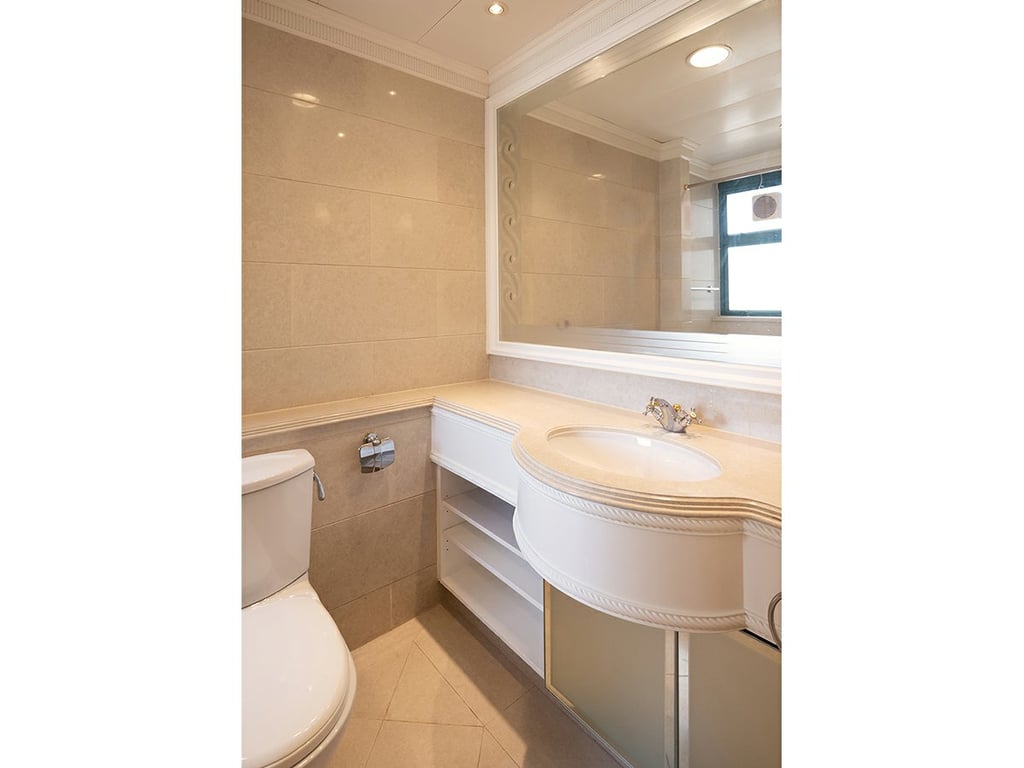 https://img.propertyraptor.com/cdn-cgi/imagedelivery/KD5bF_AFL0JDTbKLWF7z9g/ap8/ap8_001/hornet/prp/img/92cca1aa035d9794b367ae11d504d48c.jpg/public