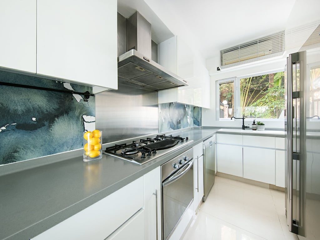 https://img.propertyraptor.com/cdn-cgi/imagedelivery/KD5bF_AFL0JDTbKLWF7z9g/ap8/ap8_001/hornet/prp/img/92cfc88ae0a5bb9ce8c753d52696d86c.jpg/public
