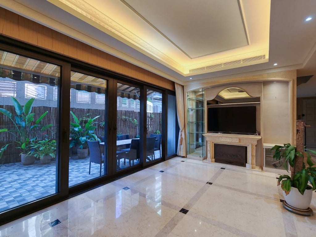 https://img.propertyraptor.com/cdn-cgi/imagedelivery/KD5bF_AFL0JDTbKLWF7z9g/ap8/ap8_001/hornet/prp/img/930af181ec31228aab3574d559e9afb9.jpg/public
