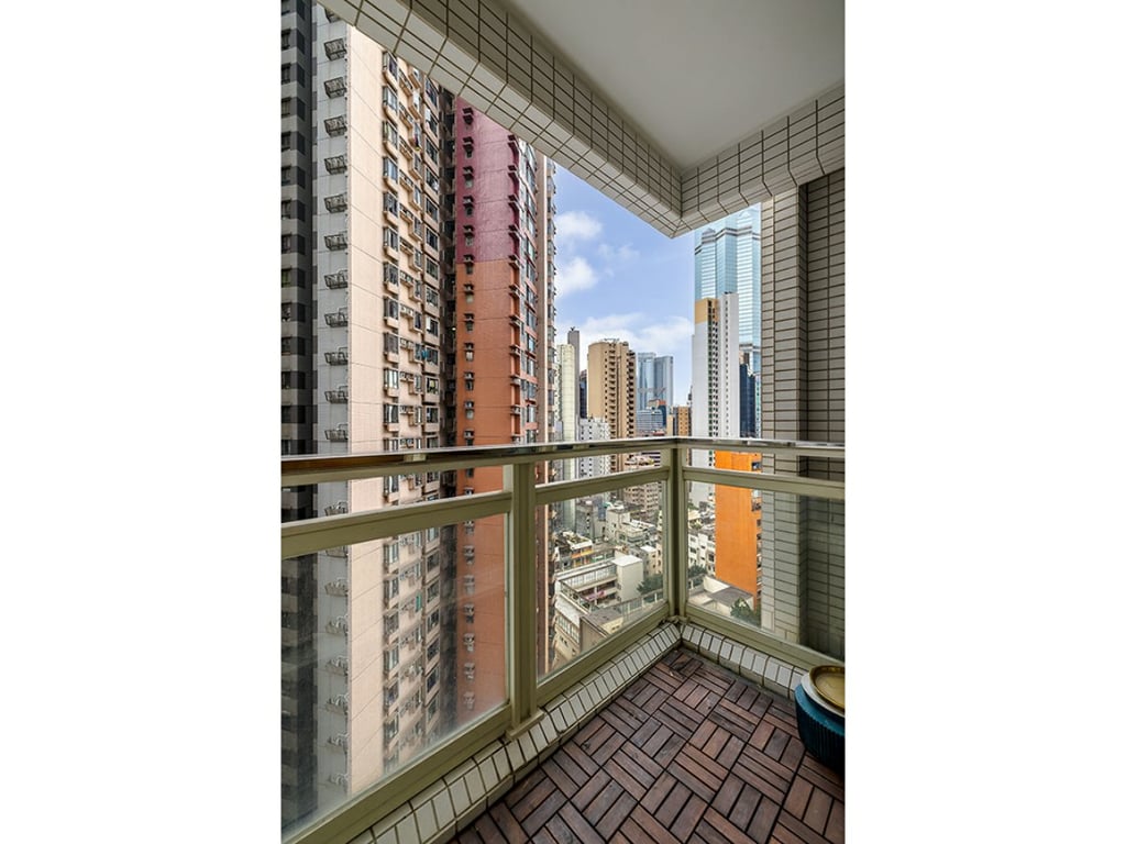 https://img.propertyraptor.com/cdn-cgi/imagedelivery/KD5bF_AFL0JDTbKLWF7z9g/ap8/ap8_001/hornet/prp/img/9314e5401e96715273c908bafed1335c.jpg/public