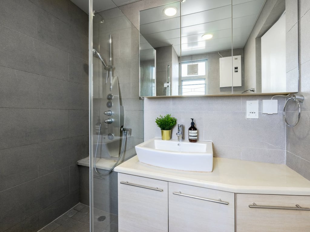 https://img.propertyraptor.com/cdn-cgi/imagedelivery/KD5bF_AFL0JDTbKLWF7z9g/ap8/ap8_001/hornet/prp/img/9342e513a2de982f2769d813adbb163f.jpg/public