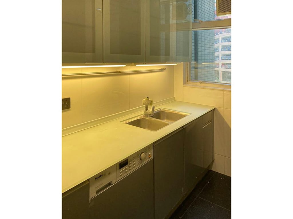 https://img.propertyraptor.com/cdn-cgi/imagedelivery/KD5bF_AFL0JDTbKLWF7z9g/ap8/ap8_001/hornet/prp/img/934c2c2bb4a9f56db0625cf69be58369.jpg/public