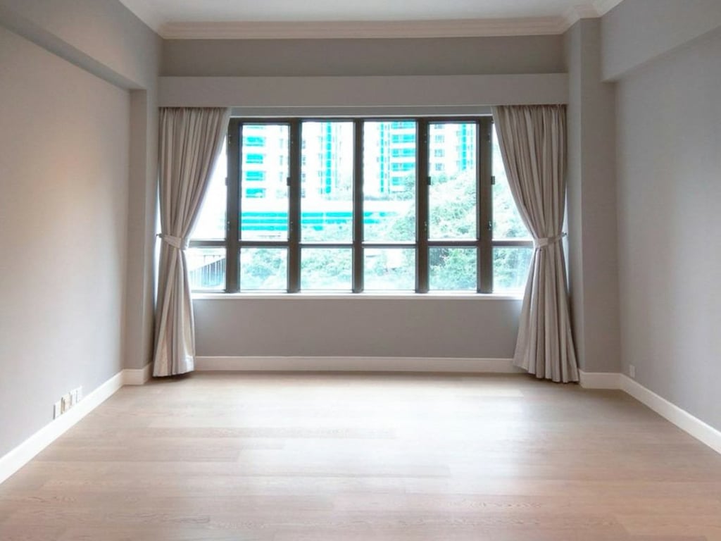 https://img.propertyraptor.com/cdn-cgi/imagedelivery/KD5bF_AFL0JDTbKLWF7z9g/ap8/ap8_001/hornet/prp/img/938c42597ef0de3ea985f695c4816b18.jpg/public