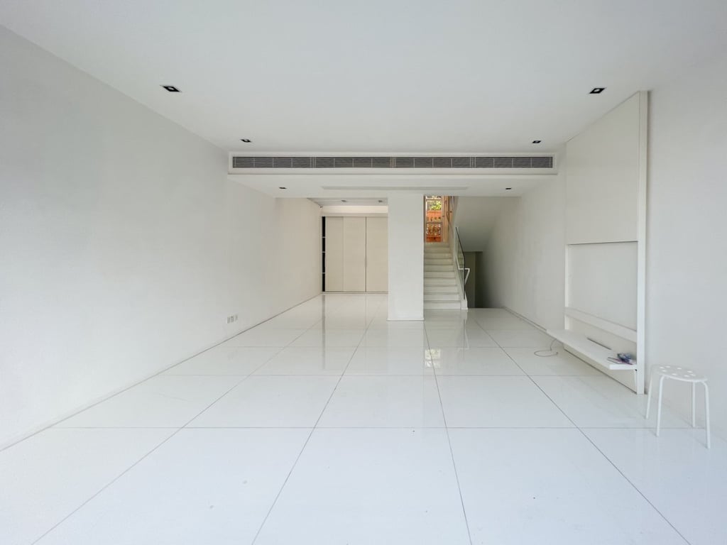 https://img.propertyraptor.com/cdn-cgi/imagedelivery/KD5bF_AFL0JDTbKLWF7z9g/ap8/ap8_001/hornet/prp/img/93914499c70a414cde4882be4b3764ac.jpg/public