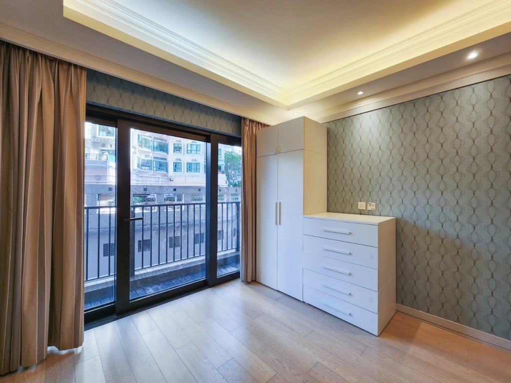 https://img.propertyraptor.com/cdn-cgi/imagedelivery/KD5bF_AFL0JDTbKLWF7z9g/ap8/ap8_001/hornet/prp/img/940217fe6c3b8d7332a90614dc8de757.jpg/public